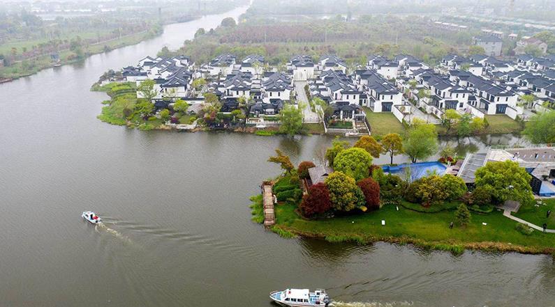 水韻湖城太清沿岸長興縣楊家浦國控?cái)嘌桓?></a>
		<figcaption>
<h4>水韻湖城太清沿岸長興縣楊家浦國控?cái)嘌桓?/h4>
<em>河道生修復(fù)工程</em>
<p>本工程位于洪橋鎮(zhèn)，本次生態(tài)修復(fù)范圍為北橫港及其叉港，東段為楊家浦閘至圖影扶欄橋段，西段為楊家浦港至陽墩漾，主河道總長7.36km，叉港總長8.15km。所需松木樁規(guī)格為3米小頭11-12CM型號(hào)，所用數(shù)量為:10萬根左右。松木樁在生態(tài)修復(fù)中可以發(fā)揮重要作用。它可以幫助改善水土流失，保護(hù)水體，減少污染物向水體的遷移，促進(jìn)水體環(huán)境的恢復(fù)。</p>
</figcaption>
		</figure>
			    <figure class=